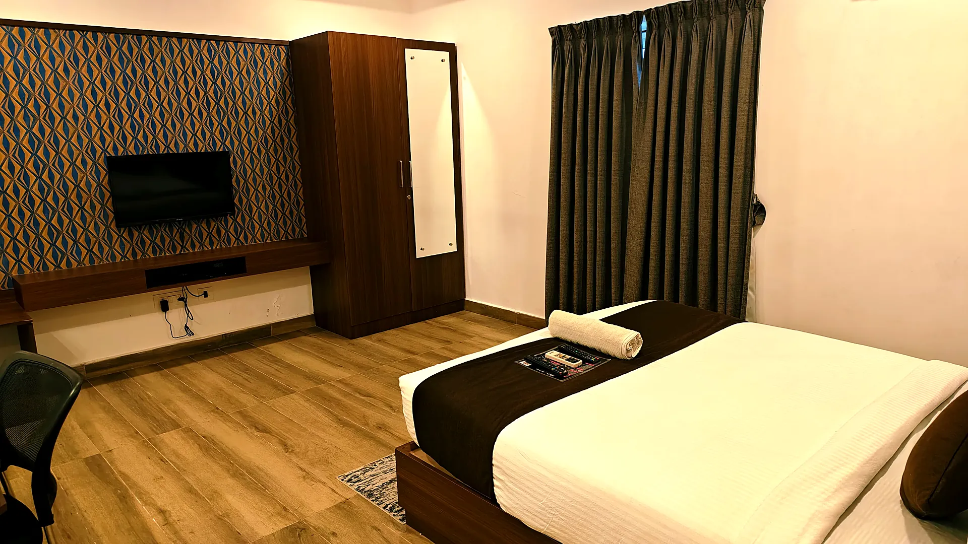 Deluxe room with wardrobe and TV, Euphoria Karapakkam