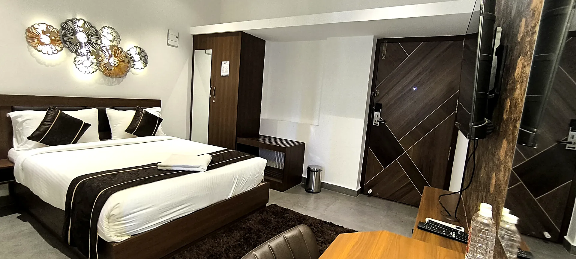 Room, Roundana Residency, Kazhipattur, near SIPCOT Siruseri